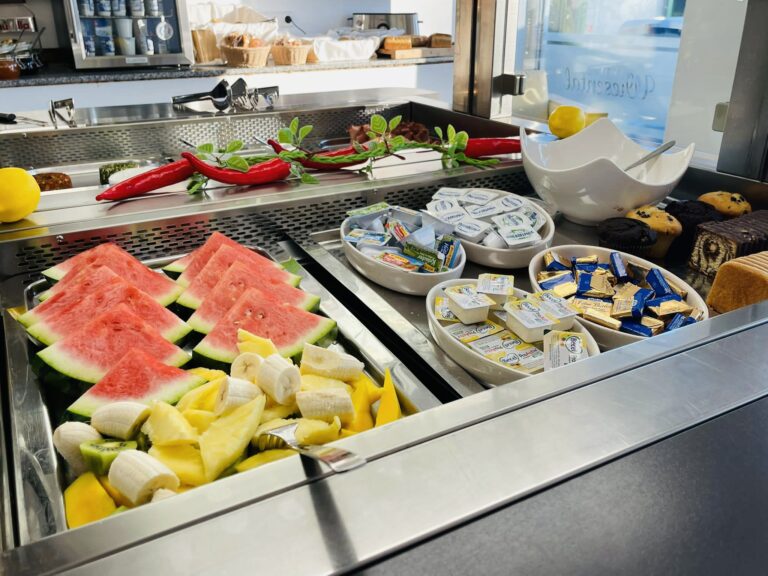 Blick auf das Frühstücksbuffet im Hotel Wiesental in Meckenbeuren