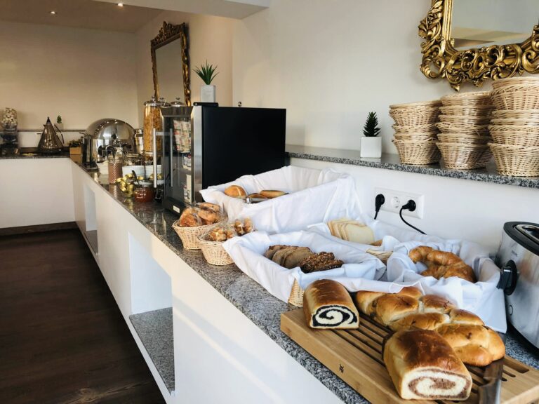 Blick auf das Frühstücksbuffet im Hotel Wiesental in Meckenbeuren