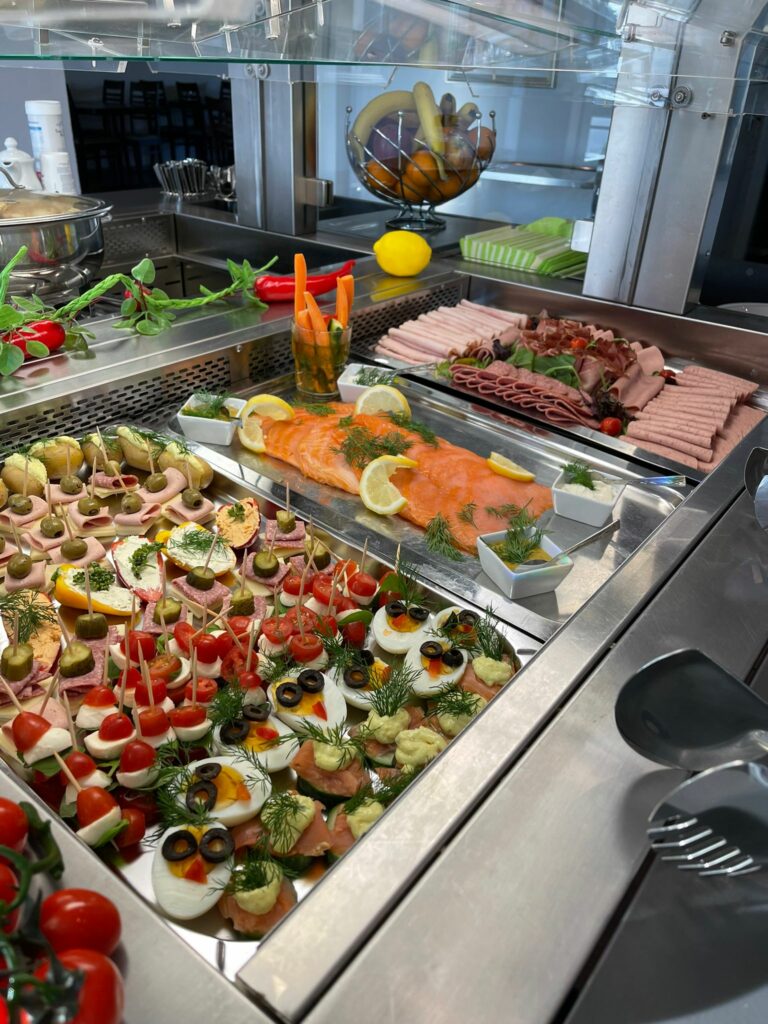 Blick auf das Frühstücksbuffet im Hotel Wiesental in Meckenbeuren