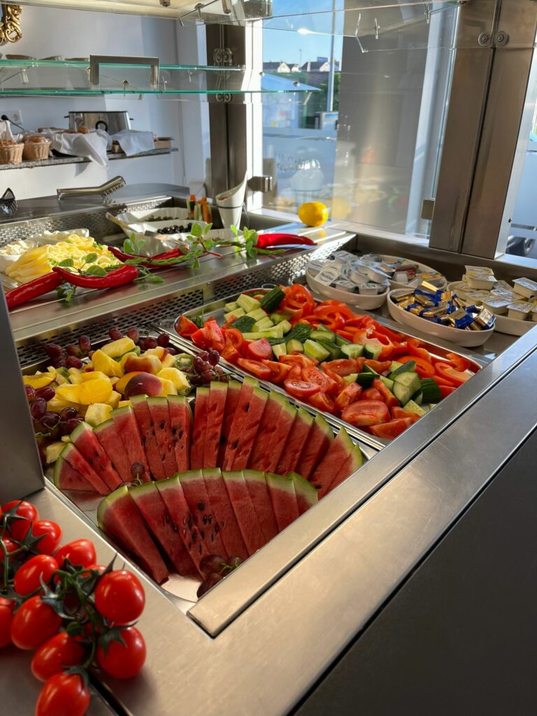 Blick auf das Frühstücksbuffet im Hotel Wiesental in Meckenbeuren