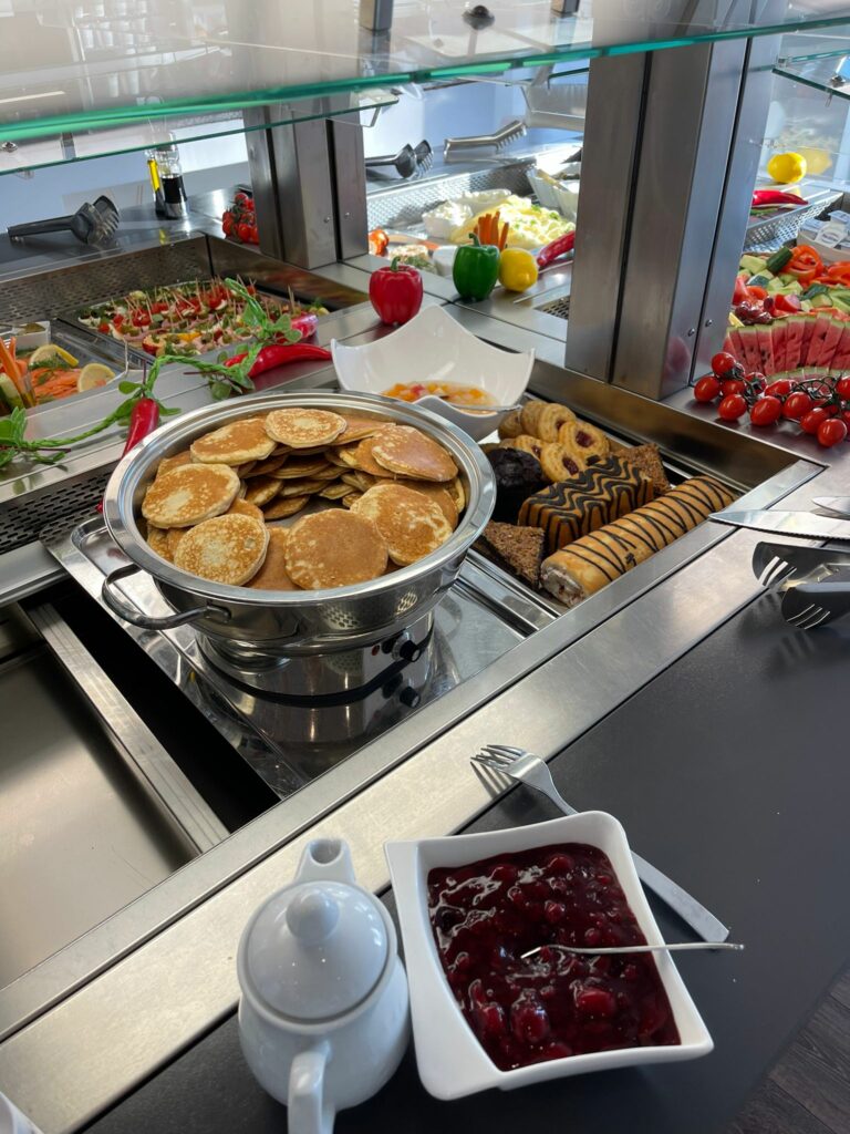 Blick auf das Frühstücksbuffet im Hotel Wiesental in Meckenbeuren